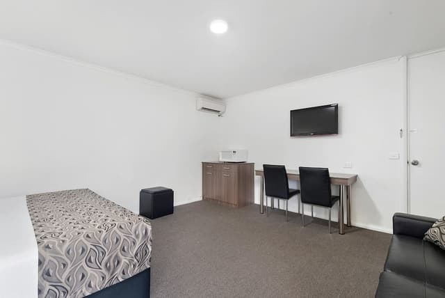 Deluxe Room, 1 King Bed, Non Smoking, Pool View