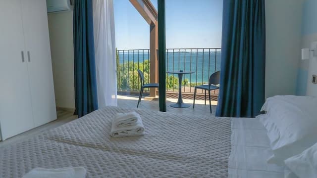 Panoramic Room, Lake View
