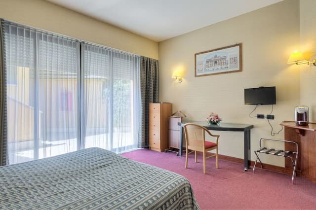 Business Double Room, 1 King Bed, Garden View