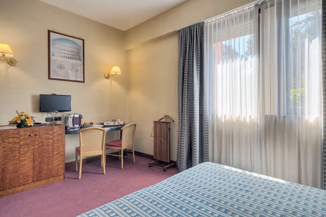 Business Double Room, 1 King Bed, Garden View
