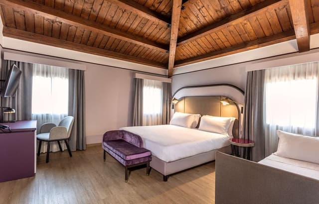 Superior Room, 1 King Bed, Non Smoking (with Single Sofabed)