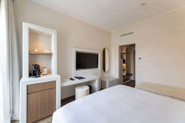 Deluxe Room, Balcony, Partial Lake View