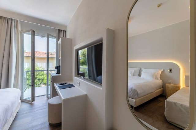 Deluxe Room, Balcony, Partial Lake View