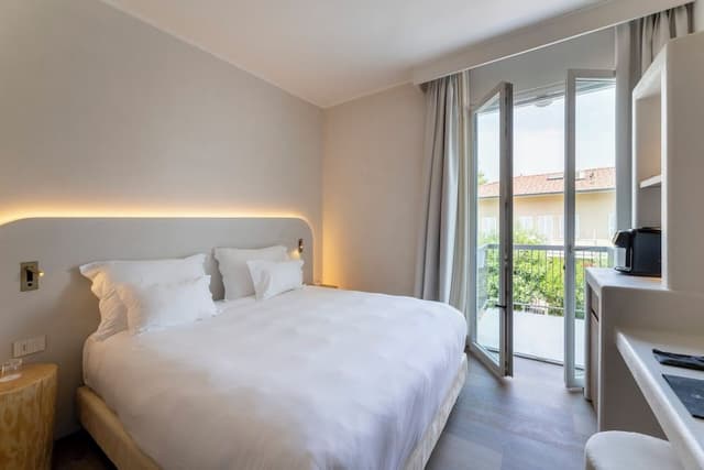 Deluxe Room, Balcony, Partial Lake View
