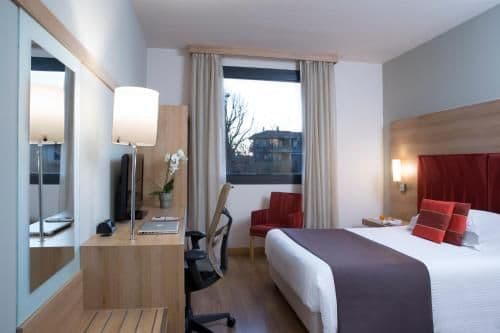 Single Mobility Accessible Room, Roll-In shower