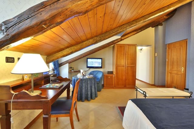 Deluxe Room, 1 Queen Bed