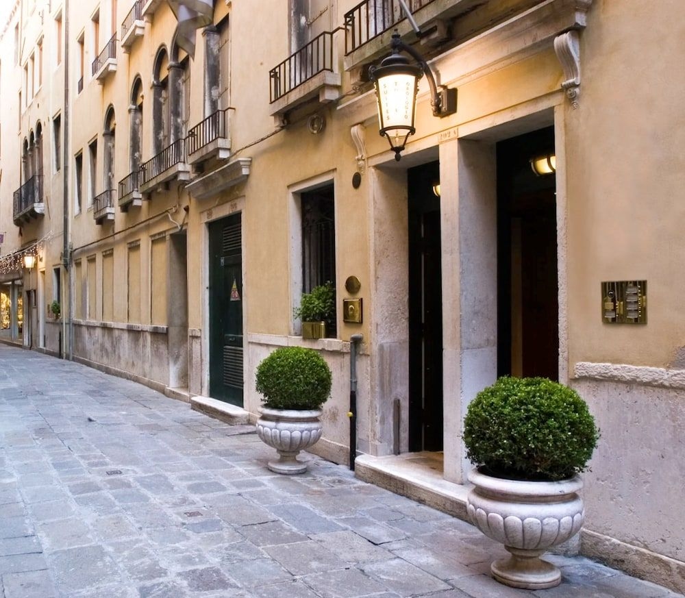 Torre Dell'Orologio Suites4