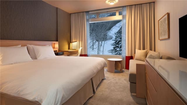 KING GUEST ROOM NATURE VIEW