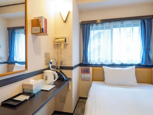 Separate Twin Room, Smoking