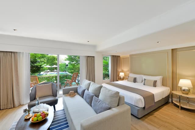 Pool Access Suite Room with Living area and Balcony