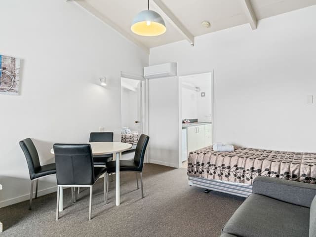 Deluxe One Bedroom Apartment Lakeview