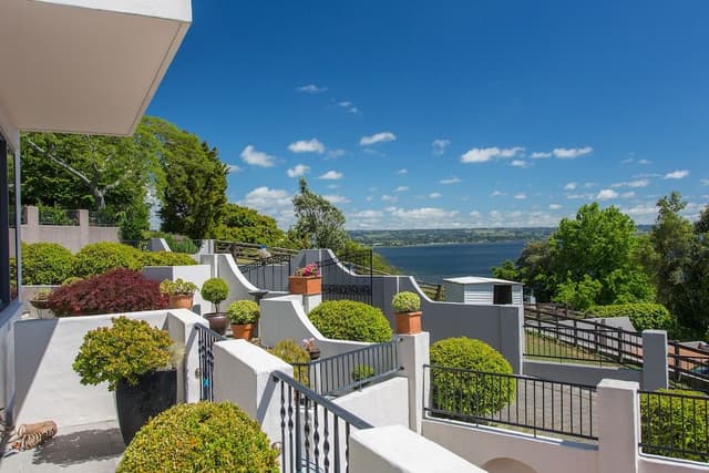 Lake Villa - 4 Bedrooms