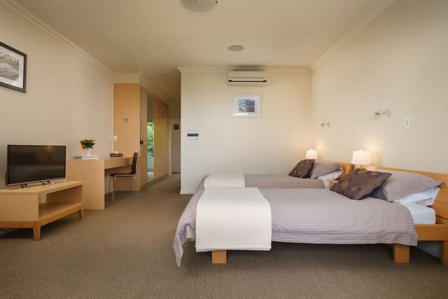 Luxury Twin Room, Private Bathroom, Partial Lake View
