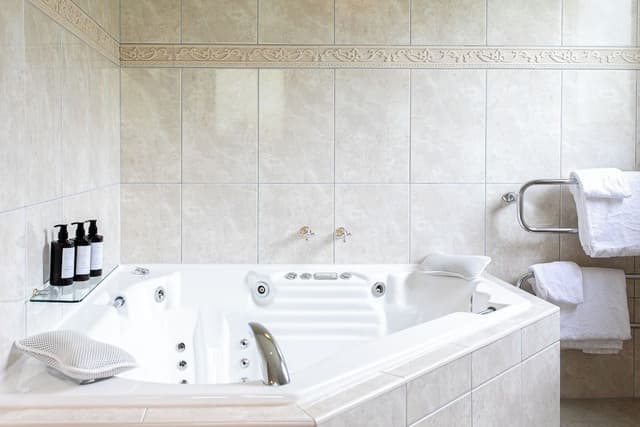 Luxury Double Room, 1 King Bed, Jetted Tub, Partial Lake View
