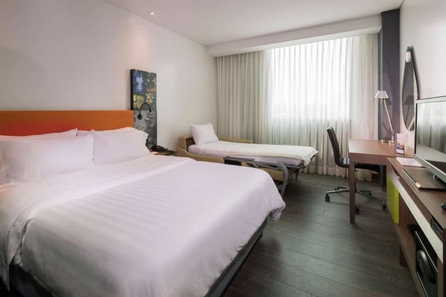 1 QUEEN BED WITH SOFABED NONSMOKING