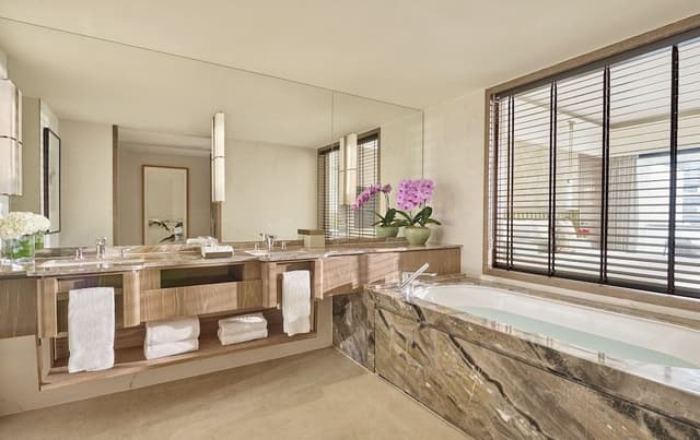 Suite, 4 Bedrooms, Balcony (Residential)