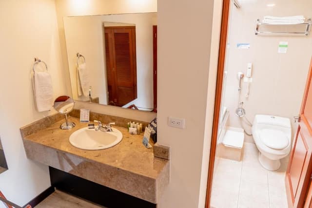 Suite with Whirlpool GQJ