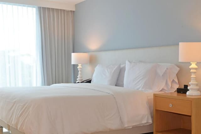 Junior Suites cama King + 2 camas individuales, Family Room (KNE4)