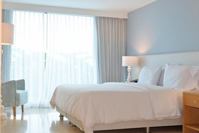 Junior Suites cama King + 2 camas individuales, Family Room (KNE4)