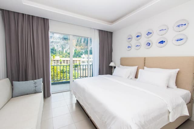 Cliff View (Deluxe Room)