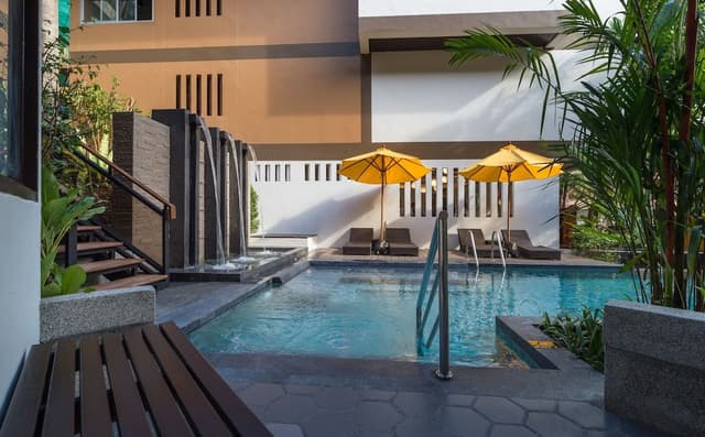 Deluxe Pool Access