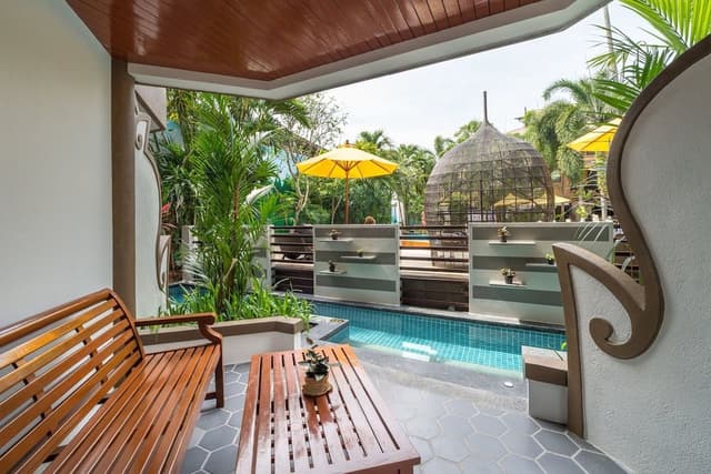 Deluxe Jacuzzi Pool