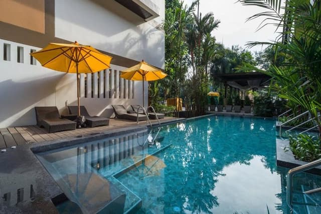 Deluxe Pool Access