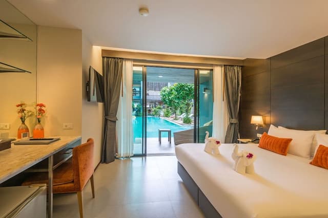 Deluxe Pool Access Room