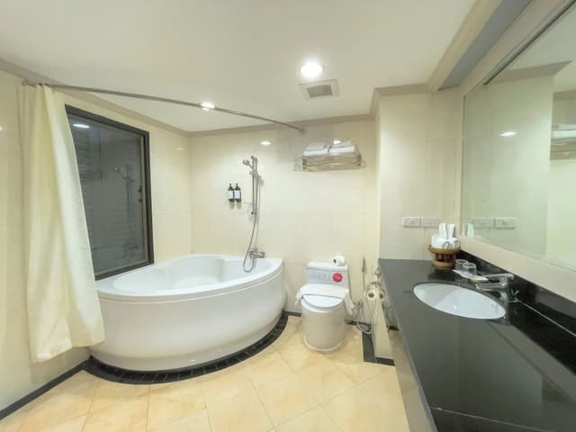 Two-Bedroom Seaside Family Suite - 2 King