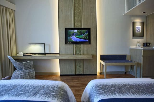 Deluxe Partial Sea View