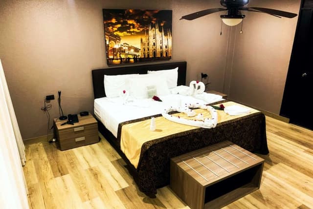 1 King Bed, Non-Smoking, Full Breakfast