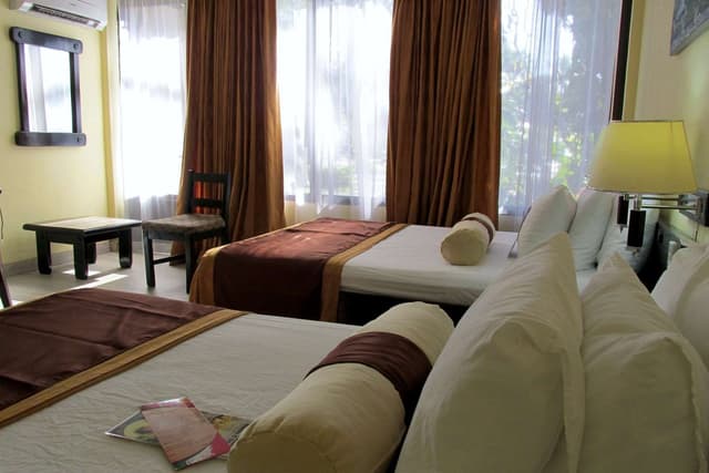 2 Queen Beds, Non-Smoking, Full Breakfast