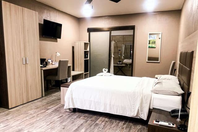 1 Queen Bed, Non-Smoking, Full Breakfast