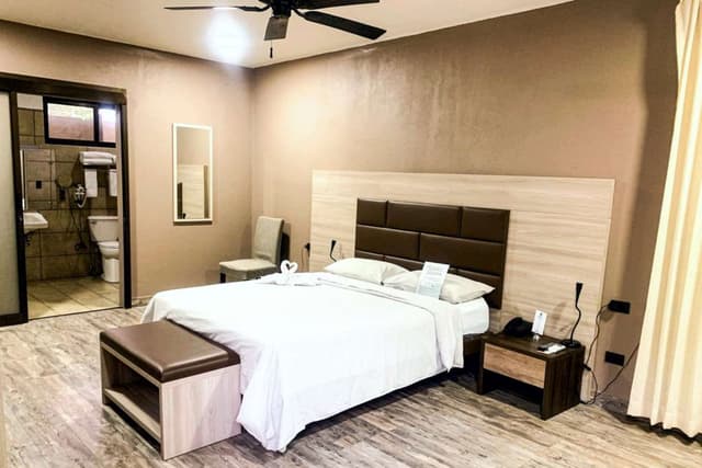 1 Queen Bed, Non-Smoking, Full Breakfast