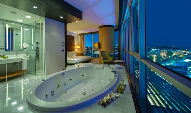 PRESIDENTIAL SUITE WITH JACUZZI AND SEA VIEW