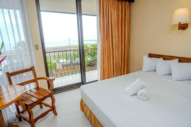 2 Queen Beds, Non-Smoking, Premium Room, Continental Breakfast