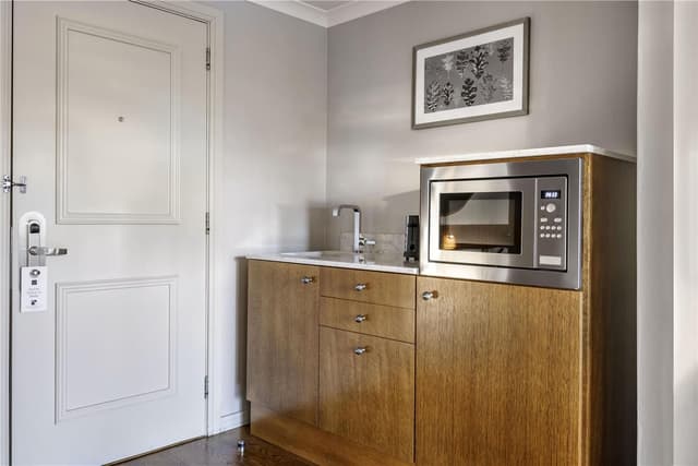 JUNIOR KING OR QUEEN SUITE WITH FIREPLACE