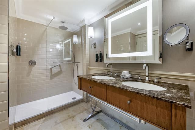 JUNIOR KING OR QUEEN SUITE WITH FIREPLACE