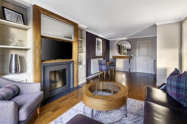 JUNIOR KING OR QUEEN SUITE WITH FIREPLACE