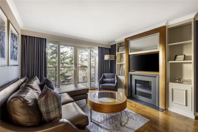 JUNIOR KING OR QUEEN SUITE WITH FIREPLACE