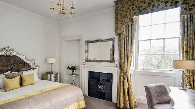 Feature King Bedded Room in Historic Mansion House