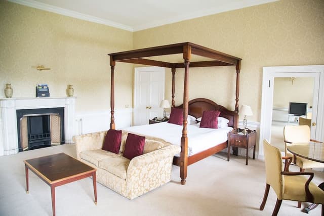 Deluxe Room (Double-Twin)