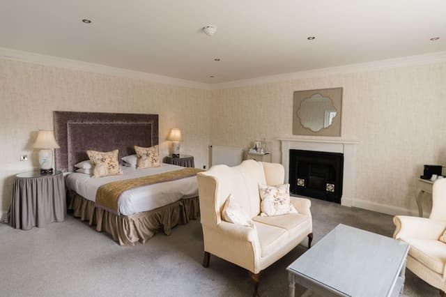 Deluxe Room (Double-Twin)