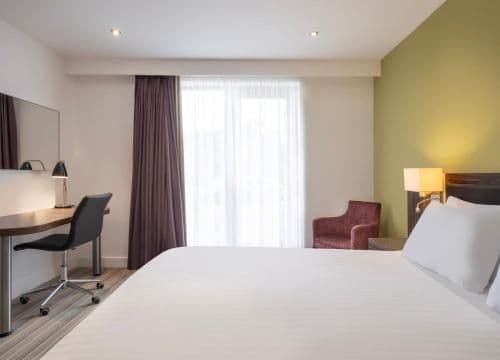 1 Queen Bed Standard