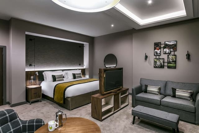 Suite, 1 King Bed, Non Smoking, Refrigerator