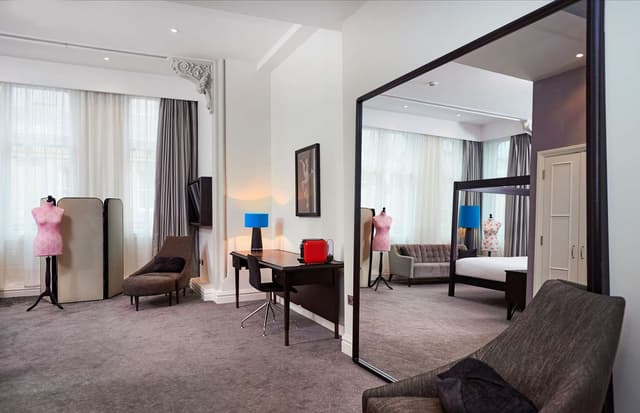 KING JUNIOR SUITE