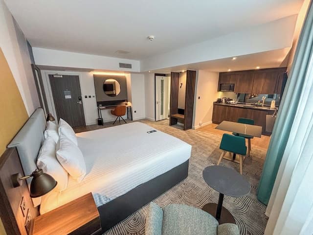 Suite, 1 King Bed, Kitchenette