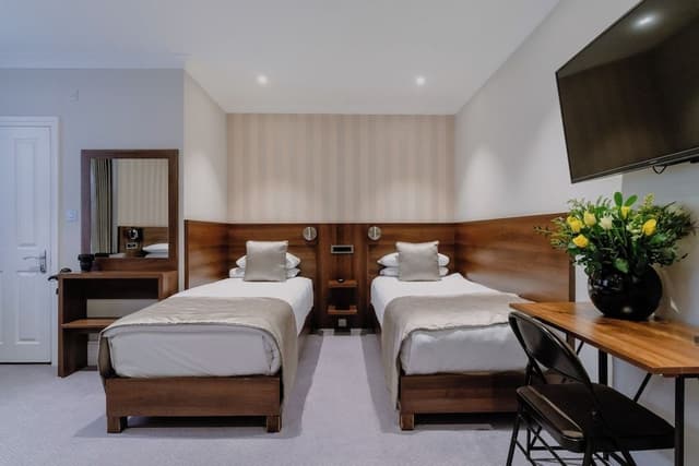 Family room (1 double bed + 2 singles)