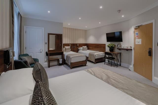 Family room (1 double bed + 2 singles)