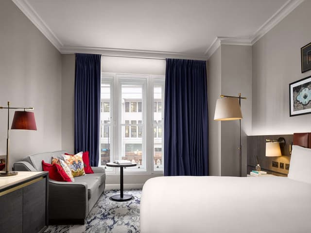 ST JAMES PREMIUM KING ROOM